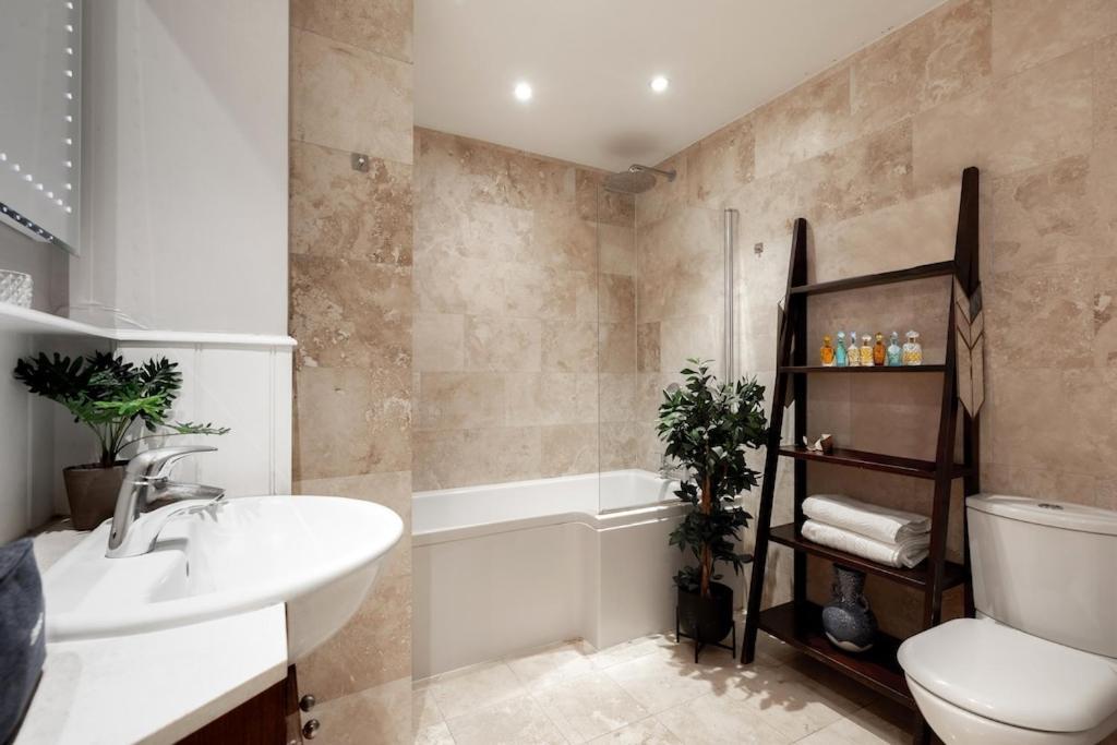Revamped & Luxxe For Covent Garden Lovers! Adorable City Home For Families & Friends Londyn Zewnętrze zdjęcie