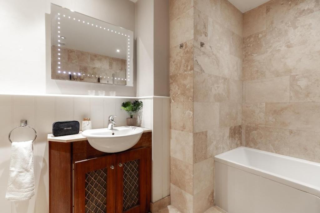 Revamped & Luxxe For Covent Garden Lovers! Adorable City Home For Families & Friends Londyn Zewnętrze zdjęcie